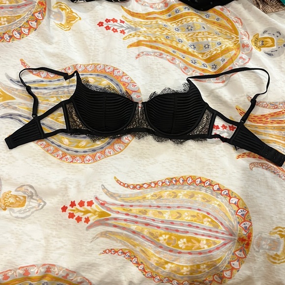 Victoria’s Secret Black lace Dream Angels Balconet 32D - Picture 5 of 8